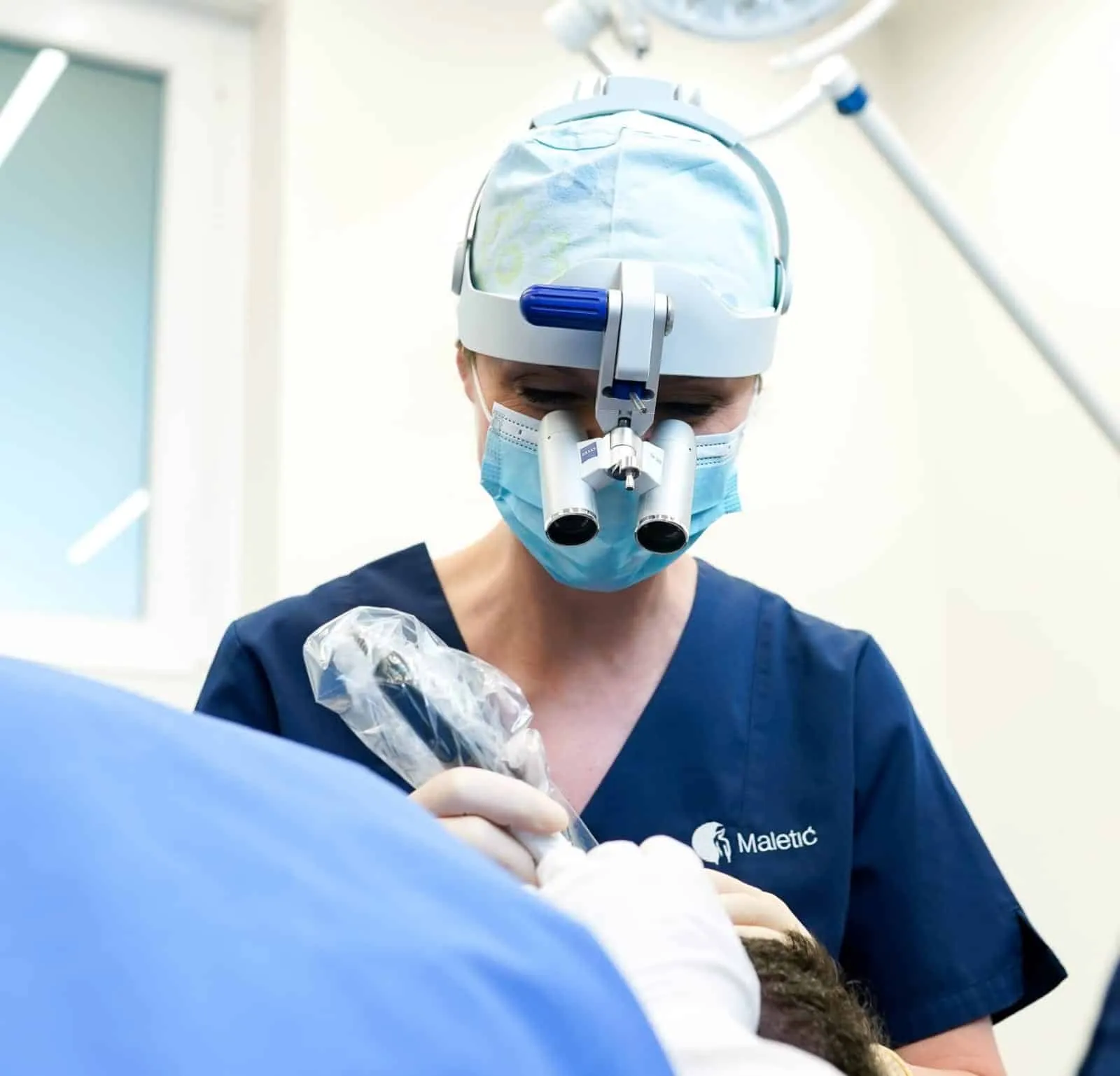 Dr. sc. Ana Maletić, dr. med., tijekom transplantacije kose u Poliklinici Maletić