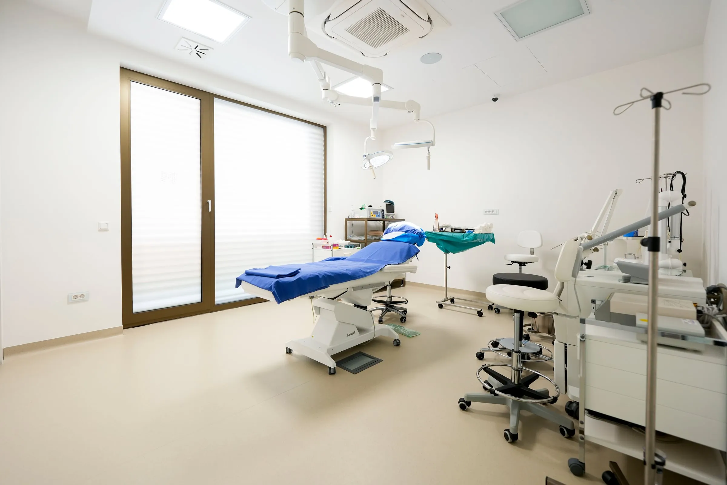Operacijska sala s opremom za intravenoznu terapiju