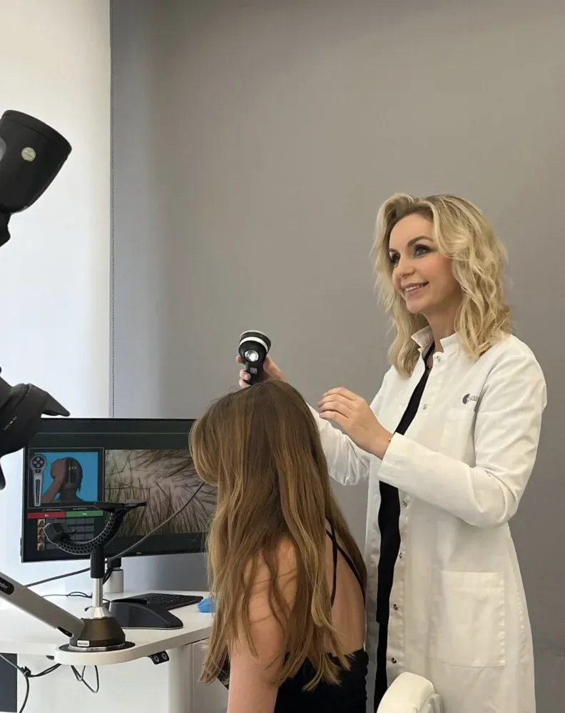 Dr. sc. Ana Maletić, dr. med., voditeljica Centra za kosu, uz trihoskopsku analizu vlasišta